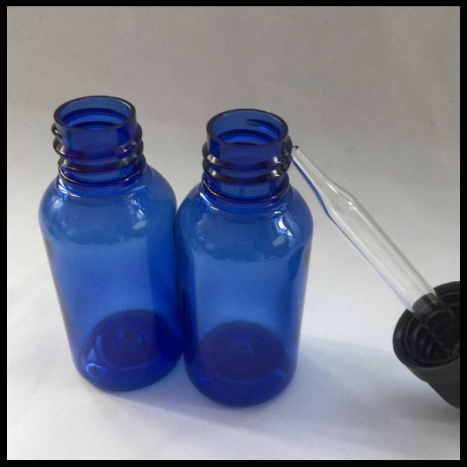 Небольшая капельница глаза разливает синь по бутылкам, бутылки капельницы эфирного масла пустые пластиковые